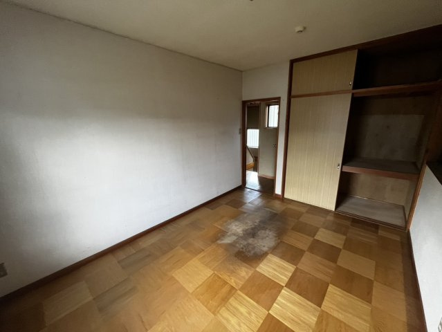天満台東三丁目の洋室|収納力のある押入付き洋室。廊下に面しており、寝室や子供部屋におすすめです