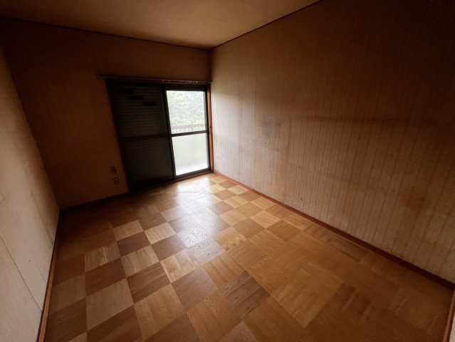 天満台東三丁目の洋室|掃き出し窓からバルコニーへ出られる2階洋室。緑を感じる静かな環境です