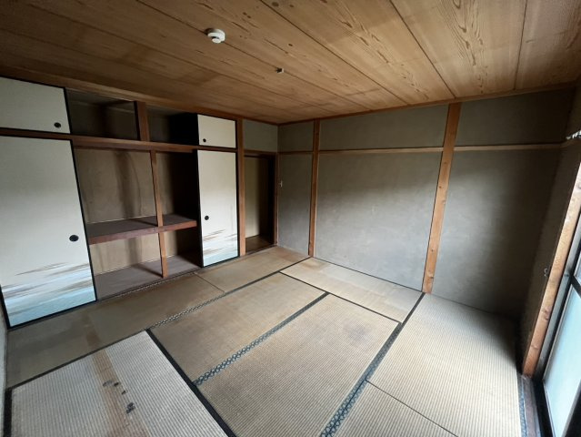 天満台東三丁目の和室|押入・中段棚付きの和室。板張り天井が味わい深い、客間にも寝室にも使える一室です