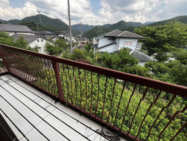天満台東三丁目のその他|バルコニーから山々と町並みを一望。緑豊かなロケーションで四季を感じられます