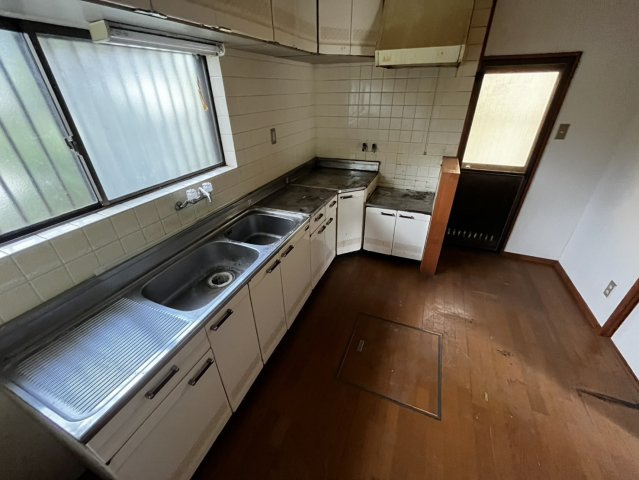 天満台東三丁目のキッチン|窓に面したL型キッチン。床下収納付きで、リノベーションの土台としても魅力的な広さです