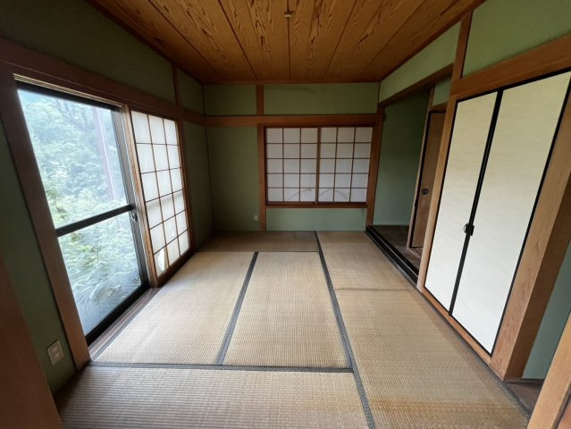 天満台東三丁目の和室|大きな窓から緑を望む和室。板張り天井と障子が落ち着いた和の趣を演出します