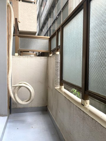 江古田第３ローヤルコーポのバルコニー|バルコニー　
間取り図下側に面した7.60㎡のバルコニー。風通しが良く、洗濯物や布団もしっかり干せます。ちょっとした気分転換や外の空気を味わうスペースとしても快適です。