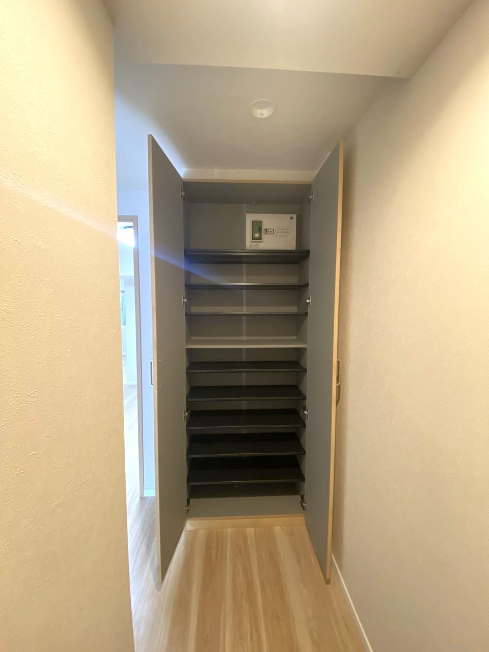 江古田第３ローヤルコーポの玄関|玄関収納
すっきりと整理整頓できるシューズボックスを備えた玄関エリア。家族全員の靴や小物をきれいに収納でき、住まいの顔として明るく清潔な第一印象を与えてくれます