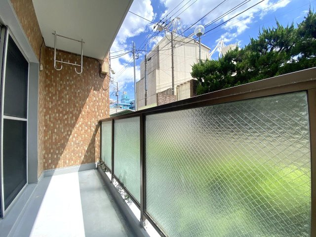 江古田第３ローヤルコーポのバルコニー|バルコニー
光と風をたっぷり取り込める心地よいバルコニー空間。日当たりが良く、洗濯物が素早く乾くほか、爽やかな風を感じながらリフレッシュできるオープンな場所です。