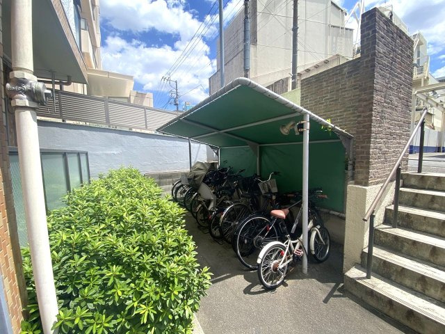 江古田第３ローヤルコーポの駐輪場|駐輪場
大切な自転車を雨風から守る屋根付きの敷地内駐輪場。通勤・通学や日常のちょっとしたお買いものに欠かせない自転車を安全かつきれいに保管・管理できます