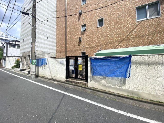 江古田第３ローヤルコーポのその他共用部分|ゴミ捨て場
敷地内に設けられた居住者専用のゴミ置場。曜日や時間を気にせず清潔にゴミ出しが行え、悪天候の日でもストレスなく利用できるよう管理が行き届いています。