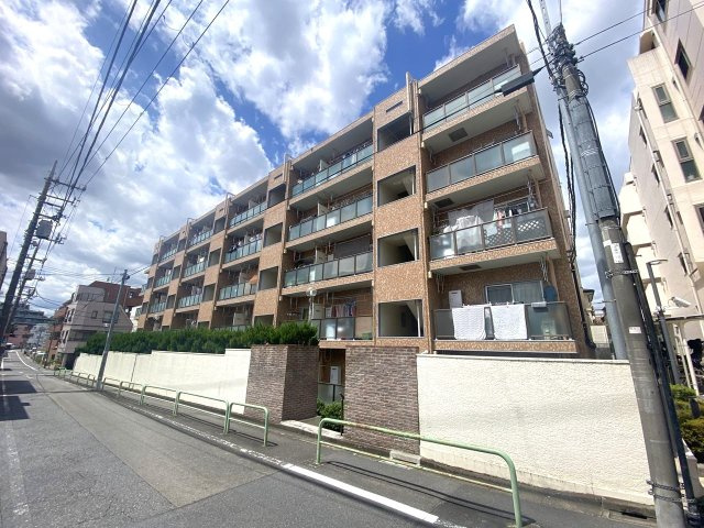 江古田第３ローヤルコーポの外観|外観
落ち着いた街並みに調和する洗練された外観デザインのマンション。共用部の維持管理が行き届いており、周辺環境も整っているため快適で安心感のある暮らしを実現できます。