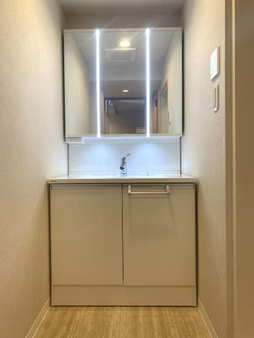 江古田第３ローヤルコーポの独立洗面台|洗面台新規交換
新規交換された使い勝手の良い独立洗面化粧台。朝の身支度がスムーズに行える大きな鏡や収納スペースを備え、洗面室を常に清潔で快適な状態に保つことができます。