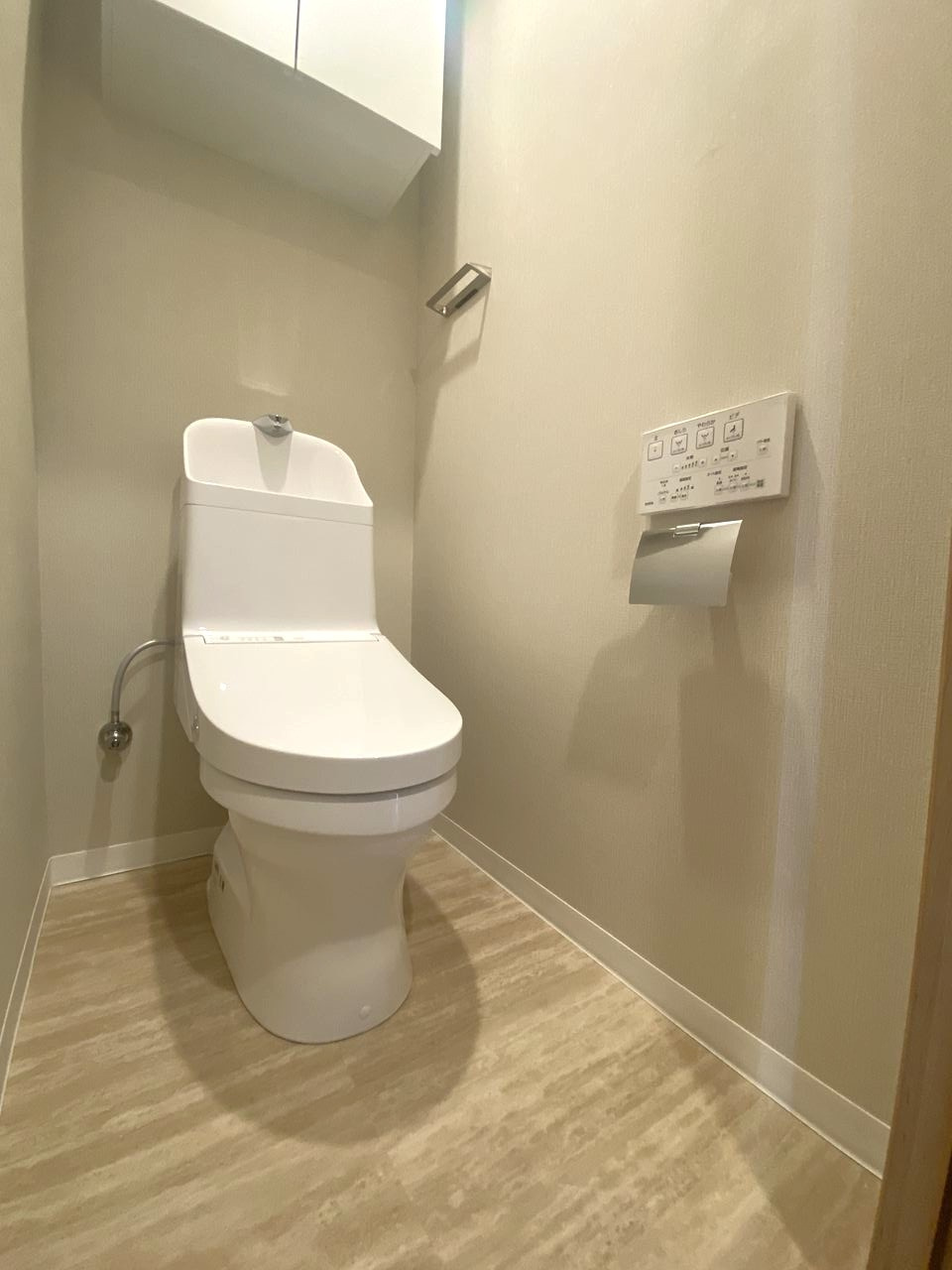 江古田第３ローヤルコーポのトイレ|トイレ新規交換
清潔感のある新規交換済みのトイレ空間。温水洗浄便座などの最新設備を完備し、衛生的にご使用いただけます。お手入れがしやすく、日々の暮らしに心地よさをもたらします。