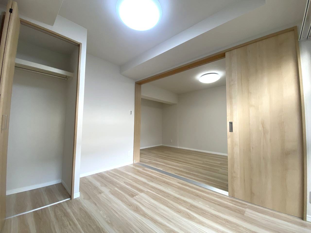 江古田第３ローヤルコーポの寝室|洋室4.0帖　間取り図左下の部屋
間取り図左下に位置する約4.0帖の洋室。ベッドやデスクを配置しやすく、主寝室としてはもちろん、集中できる書斎や趣味のお部屋としてもフレキシブルに活用できます。