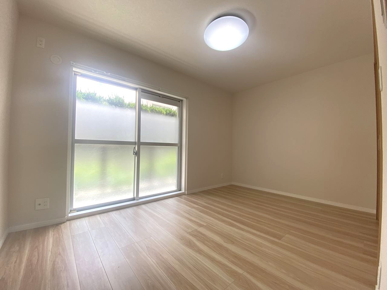 江古田第３ローヤルコーポの子供部屋|洋室6.1帖　間取り図上の部屋
間取り図上部に位置する約6.1帖の広々とした洋室。ゆとりある広さで採光も良く、お子様のお部屋やゲストルーム、リモートワークスペースとしても快適にお使いいただけます。