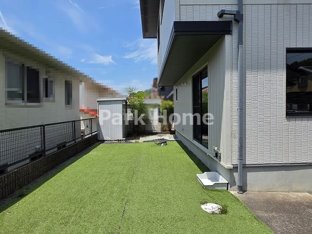 高知市春野町南ヶ丘7丁目 中古戸建ての庭|お庭は人工芝が敷かれています。