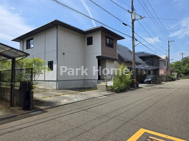 高知市春野町南ヶ丘7丁目 中古戸建ての前面道路含む現地写真