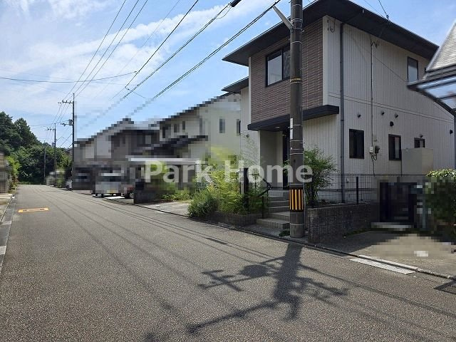 高知市春野町南ヶ丘7丁目 中古戸建ての前面道路含む現地写真