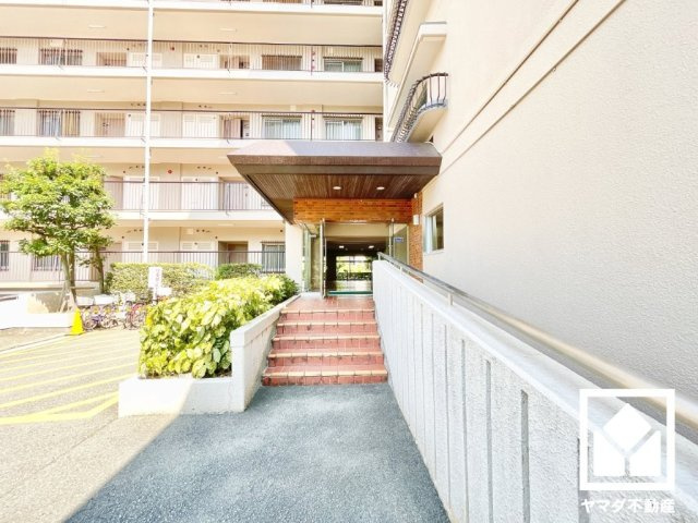 ジークレフ第二武庫川のエントランス|定期的な清掃・管理体制が整っており、帰宅時や来客時にも気持ちの良いエントランス。アプローチにはスロープも併設されており、車椅子やベビーカーでのご利用にも配慮された設計です。