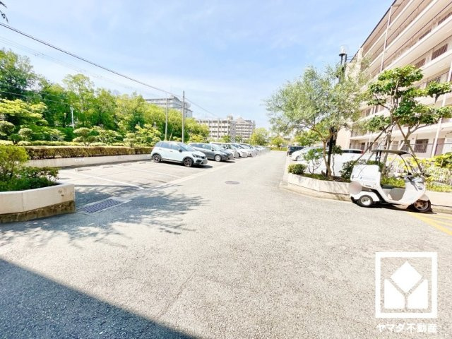 ジークレフ第二武庫川の駐車場|敷地内に駐車場を設置（月額9400円）。車の出し入れがしやすい平面式で、日々のお車の利用にも便利です。空き状況等の詳細は弊社スタッフまでお気軽にお問い合わせください。