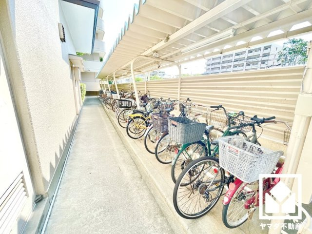 ジークレフ第二武庫川の駐輪場|屋根付き駐輪場なので、雨や日差しの影響を受けにくく、大切な自転車の保管にも便利です。（月額100円）