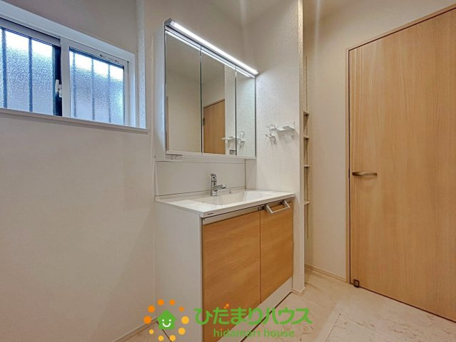 古河市新久田　中古一戸建ての独立洗面台