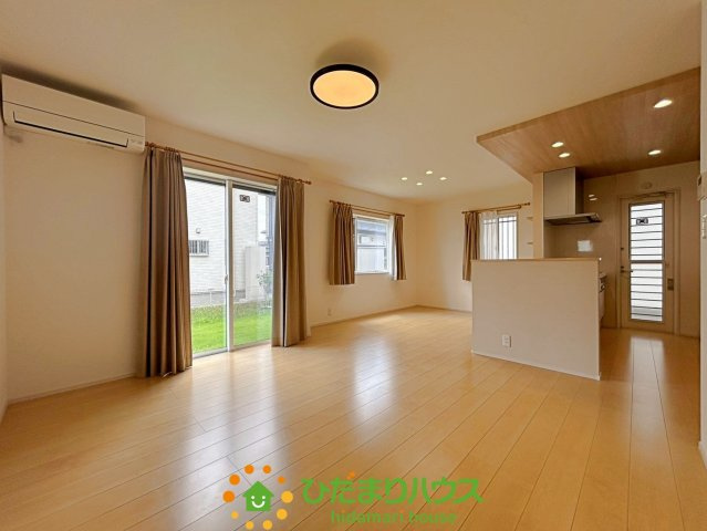古河市新久田　中古一戸建ての居間・リビング