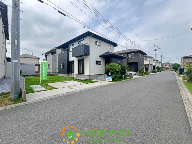 古河市新久田　中古一戸建ての前面道路含む現地写真