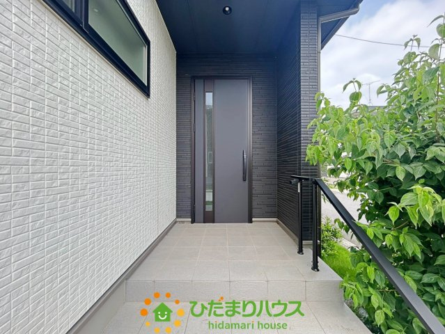古河市新久田　中古一戸建ての玄関