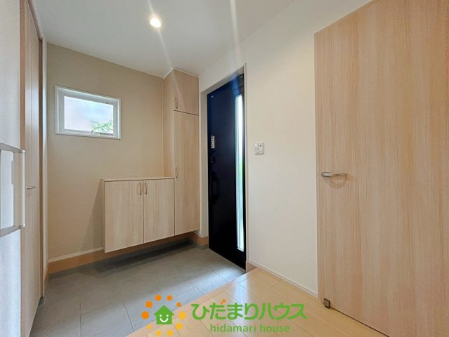 古河市新久田　中古一戸建ての玄関