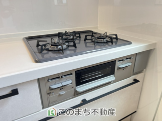 【キッチン】 | クライン筑西市乙第1期  | 3口ガスコンロで同時調理可能☆時短家事につながりますね☆