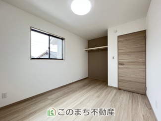 【洋室】 | クライン筑西市乙第1期  | 窓が多く明るい室内が好印象☆