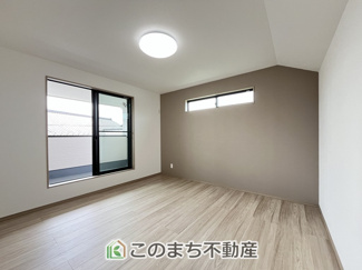 【洋室】 | クライン筑西市乙第1期  | 窓が多く明るい室内が好印象☆