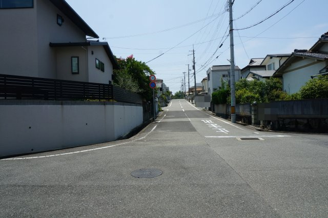 竜が台5丁目戸建の前面道路含む現地写真