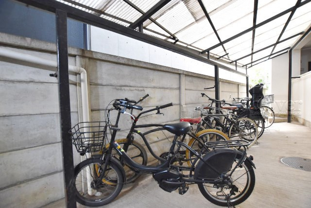 【駐輪場】 | 秀和都立大レジデンス | 自転車置き場。マンションの共用部にあたります。空きの有無や駐輪料金、各戸の台数制限などについては、改めてお問い合わせください。～即日のご見学可能～　お問合せはお気軽にどうぞ。
