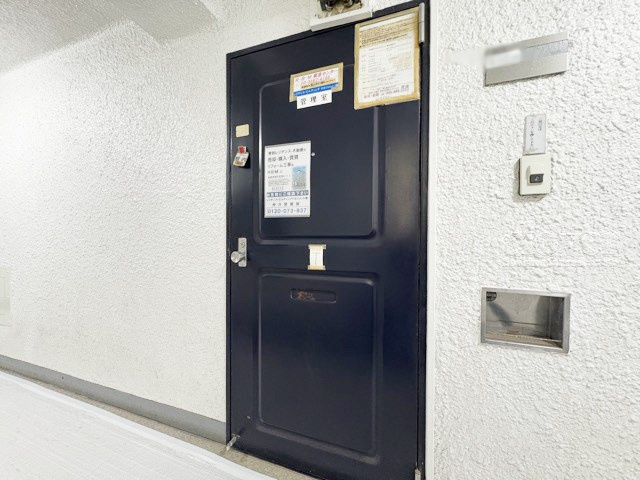 【受付】 | 秀和都立大レジデンス | 管理人さんが勤務する管理室。このマンションがきれいに保たれているのは、もちろん管理人さんのおかげ。～即日のご見学可能～　お問合せはお気軽にどうぞ。