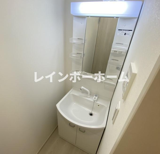松戸市三ケ月のアパートの洗面所|明るい洗面所です