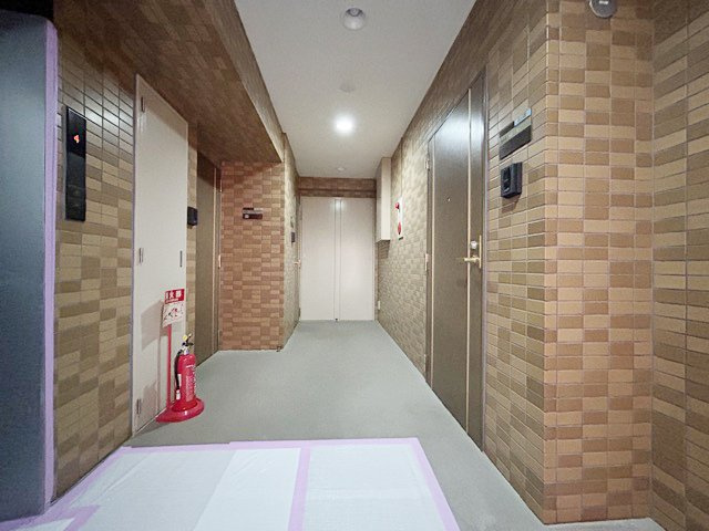 【その他共用部分】 | プレステート要町 | 共用廊下です。ここもきれいに清掃されています。周囲のお部屋の様子も、ぜひ伺ってみてください。～即日のご見学可能～　お問合せはお気軽にどうぞ。
