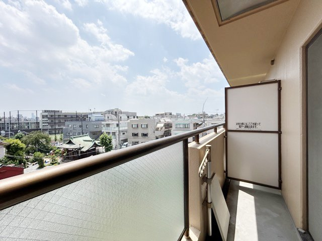 【バルコニー】 | プレステート要町 | バルコニーの様子。ここからの眺めが、日々のストレスを発散してくれることでしょう。ちなみにバルコニーは専有部分ではなく「共用部分」の扱いです。～即日のご見学可能～　お問合せはお気軽にどうぞ。
