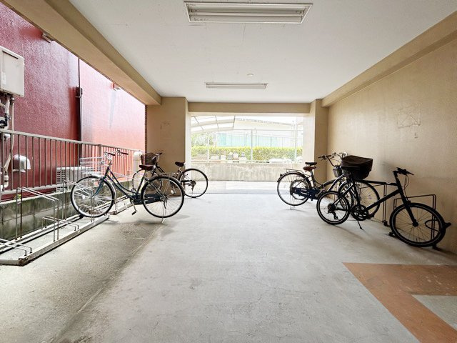 【駐輪場】 | プレステート要町 | 自転車置き場。マンションの共用部にあたります。空きの有無や駐輪料金、各戸の台数制限などについては、改めてお問い合わせください。～即日のご見学可能～　お問合せはお気軽にどうぞ。

