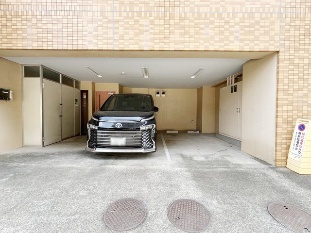 【駐車場】 | プレステート要町 | マンションの駐車場スペース。空きの有無や駐車料金、サイズ規定などについては、改めてお問い合わせください。～即日のご見学可能～　お問合せはお気軽にどうぞ。
