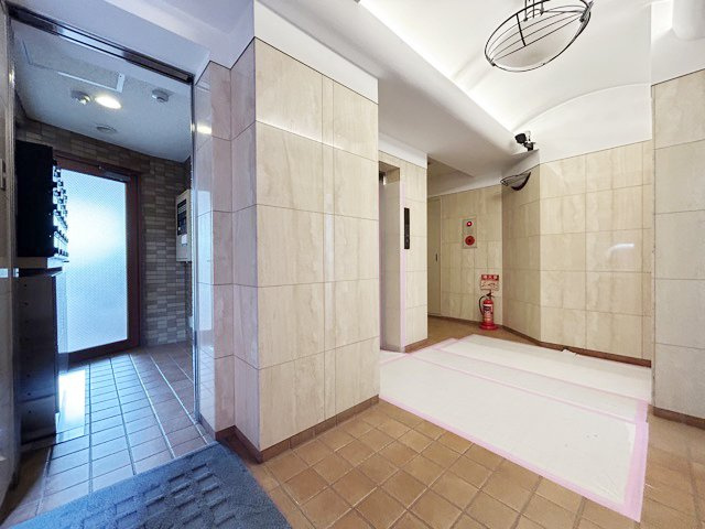 【ロビー】 | プレステート要町 | マンションの建物内に入って最初に目にする空間が、このエントランスホールです。それほど広くはありませんが、しっかりと清潔感が保たれています。～即日のご見学可能～　お問合せはお気軽にどうぞ。
