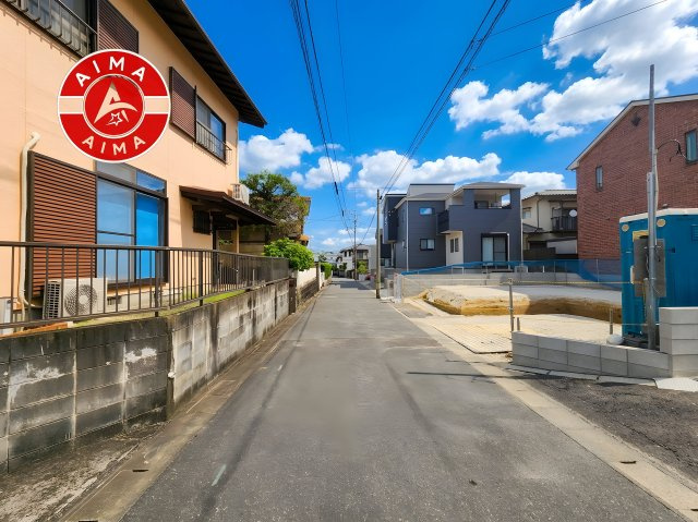 太宰府市青山2丁目第1-1棟（1号棟）の前面道路含む現地写真|前面道路は閑静な住宅地をはしる車通りの少ない道路。お車の出し入れが苦手なママや小さなお子様にも安心ですね。しっかり舗装もされているので、ベビーカーや自転車で通っても快適に通行できます。