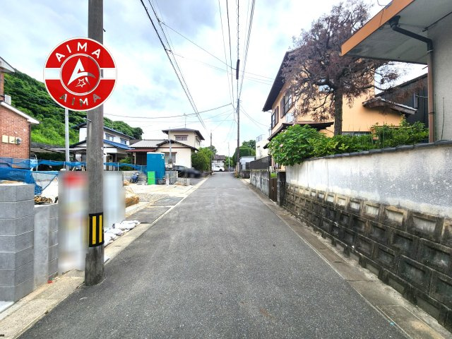 太宰府市青山2丁目第1-1棟（1号棟）の外観|前面道路含む現地の写真です。