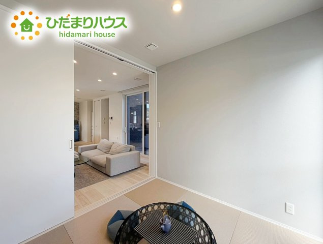 いわき市平下神谷Ⅱ期　新築戸建　1号棟の洋室|リビング大きな窓からは、暖かな日の光が降り注ぎます・・・