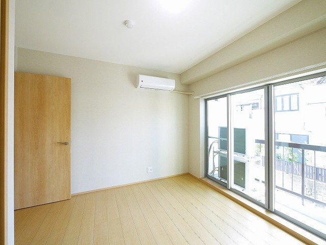 ニュー松葉マンションの洋室|ゆったりした洋室です