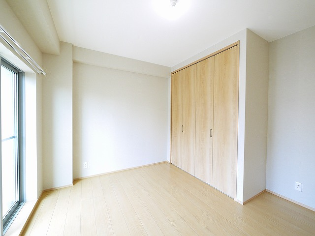 ニュー松葉マンションの洋室|広々とした洋室です