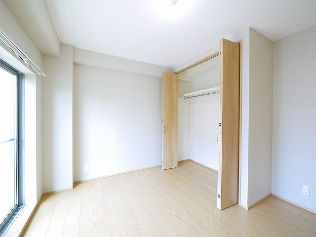 ニュー松葉マンションの洋室|使い勝手のいい洋室です