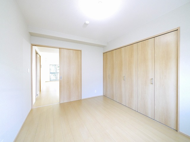 ニュー松葉マンションの洋室|個人の部屋や寝室として使える洋室です