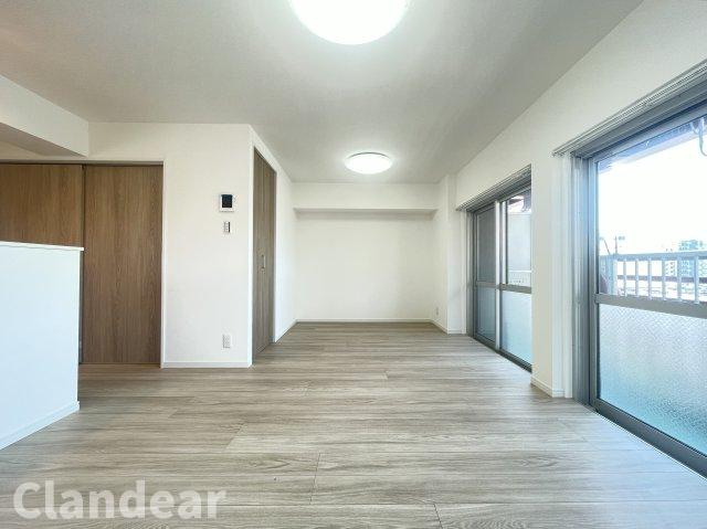 五反野ダイヤモンドマンションの居間・リビング|ドキドキの新生活も、安心してスタート。ぴったりの住まいを見つけませんか？クランディアが一緒に住まい選びをサポートします‼　まずは、お気軽にお問合せください　＃クランディア