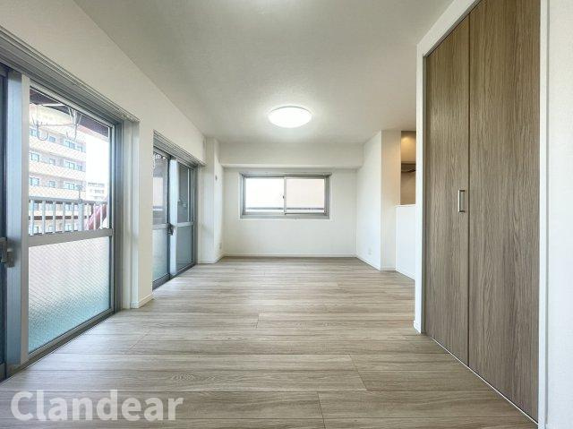 五反野ダイヤモンドマンションの居間・リビング|ドキドキの新生活も、安心してスタート。ぴったりの住まいを見つけませんか？クランディアが一緒に住まい選びをサポートします‼　まずは、お気軽にお問合せください　＃クランディア
