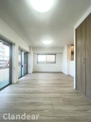 五反野ダイヤモンドマンションの居間・リビング|ドキドキの新生活も、安心してスタート。ぴったりの住まいを見つけませんか？クランディアが一緒に住まい選びをサポートします‼　まずは、お気軽にお問合せください　＃クランディア