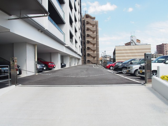サンリヤン久留米駅前【10,000円キャッシュバック対象物件】の駐車場|車をお持ちの方に嬉しい駐車場付きの物件です